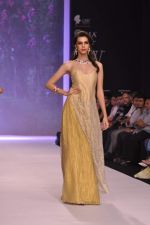 Model walk the ramp for Kashi Jewels on Day 4 of IIJW 2013 on 7th Aug 2013 (28).JPG